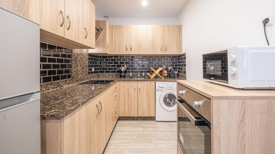 Kitchen or kitchenette, minibar, washing machine