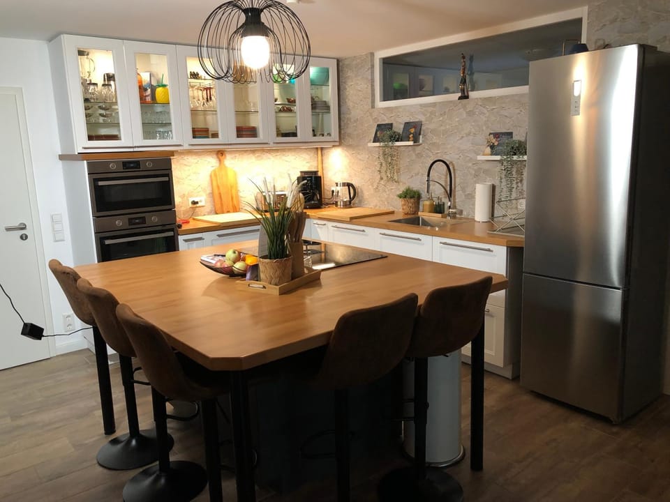 Coffee/tea facilities, Kitchen or kitchenette, stove, kitchen