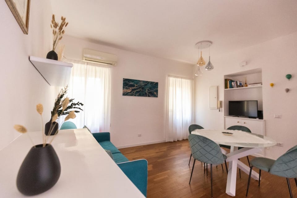 TV and multimedia, Living room, Seating area, Dining area