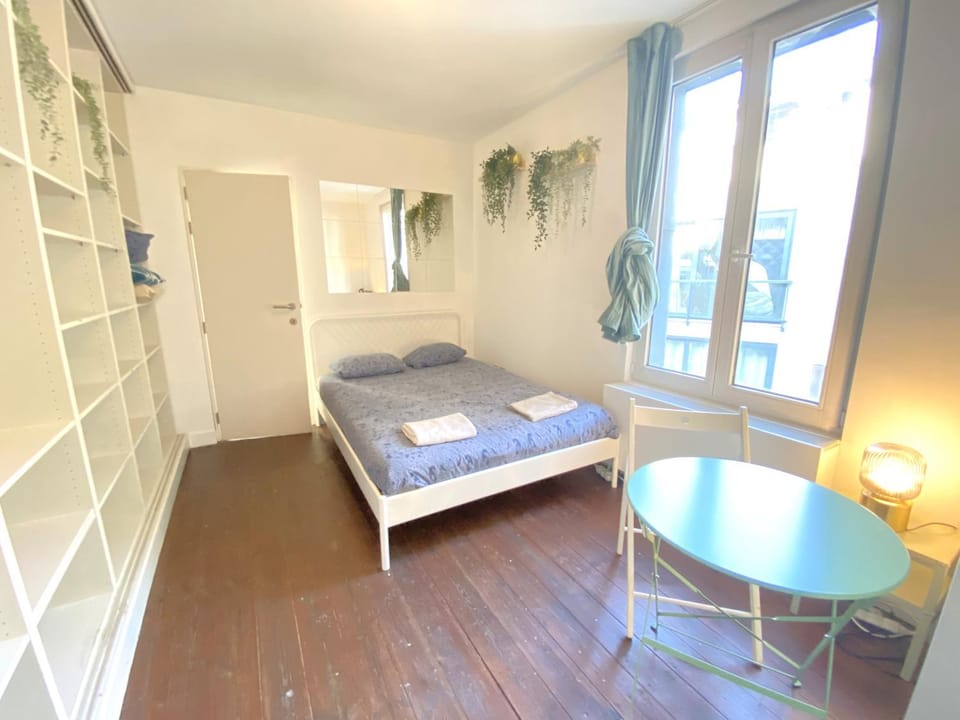 Property building, Bed, Photo of the whole room