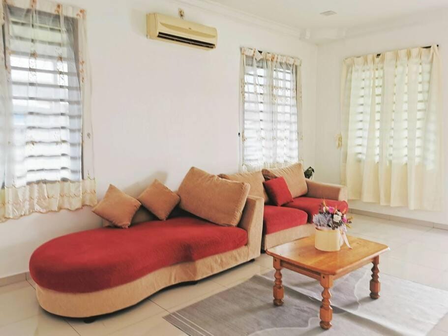 Ipoh stadium-18 pax (mahjong/5min to town) pets friendly House in Ipoh