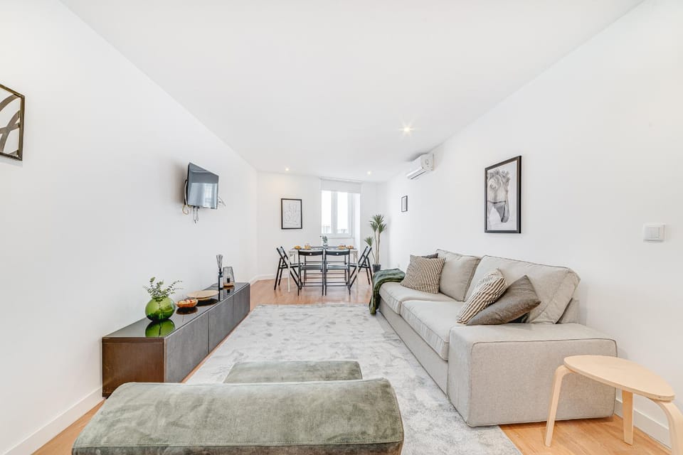 TV and multimedia, Living room, Seating area, air conditioner