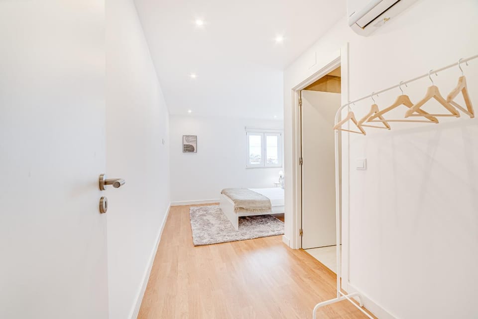 Bed, Bedroom, towels, wardrobe