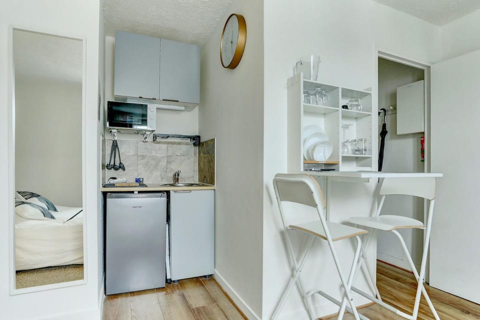 Kitchen or kitchenette, Dining area, stove
