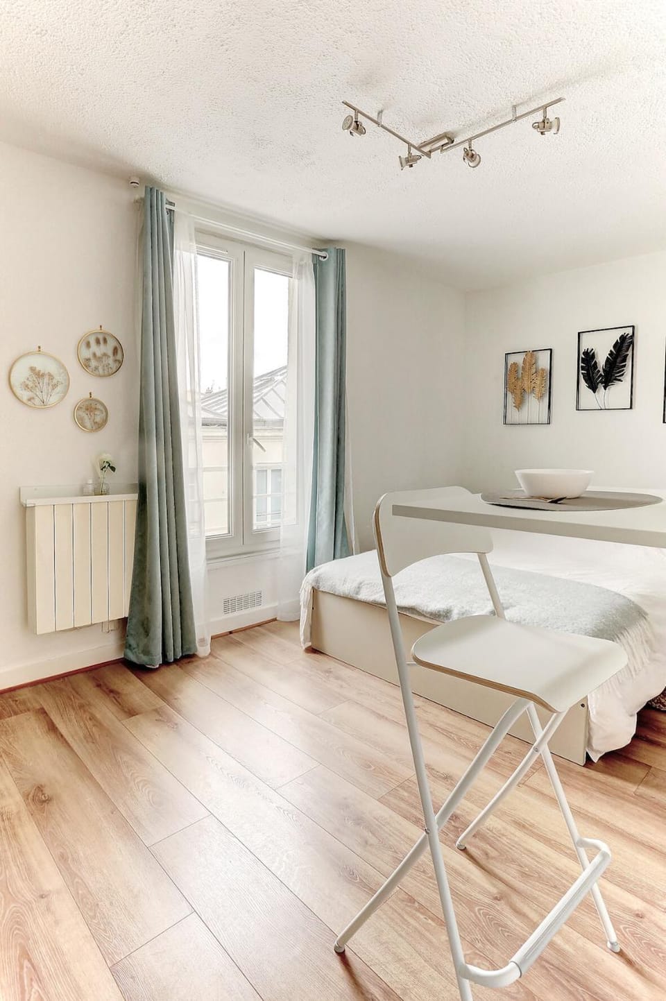 Bed, Living room, Photo of the whole room, Seating area, Dining area, Bedroom
