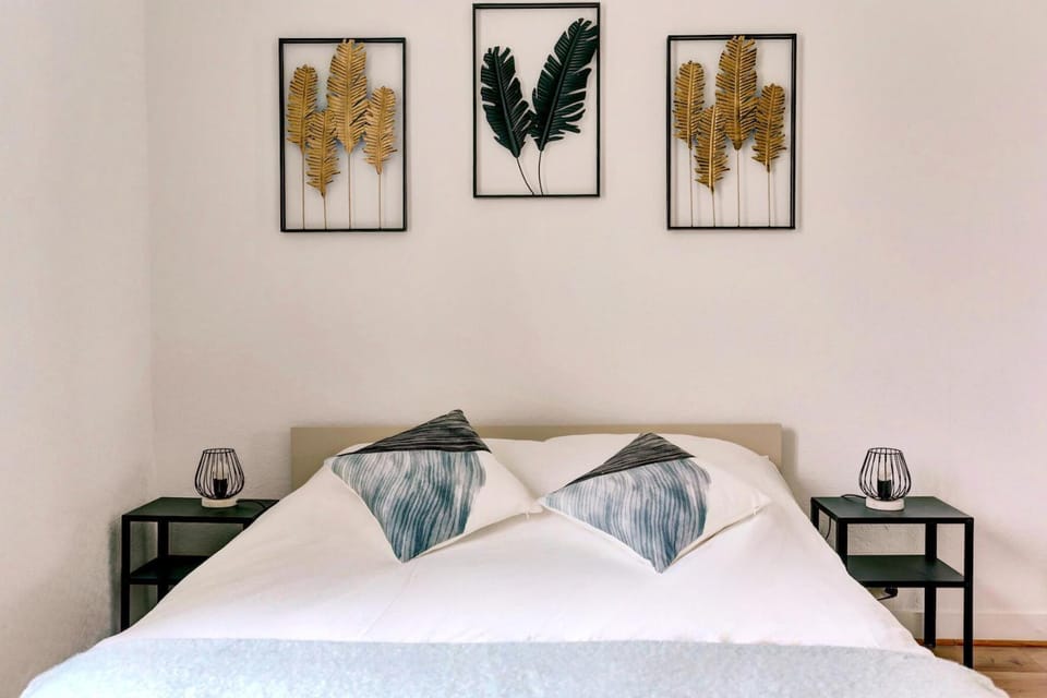 Bed, Photo of the whole room, Decorative detail, Bedroom