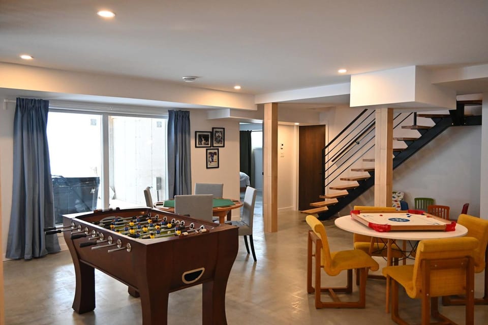 Lakeview Mid Century Luxury Cottage Chalet in Morin-Heights