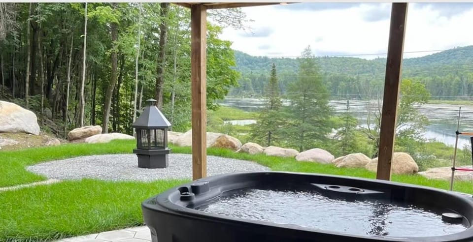 Lakeview Mid Century Luxury Cottage Chalet in Morin-Heights