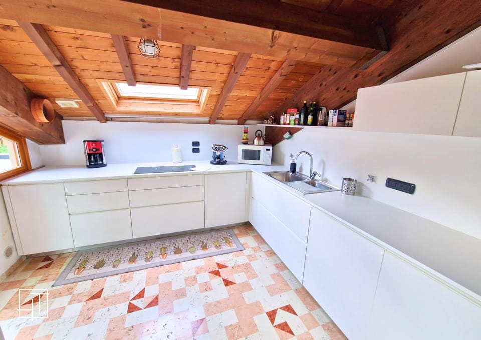 Coffee/tea facilities, Kitchen or kitchenette, dishwasher, microwave, oven, stove, kitchen