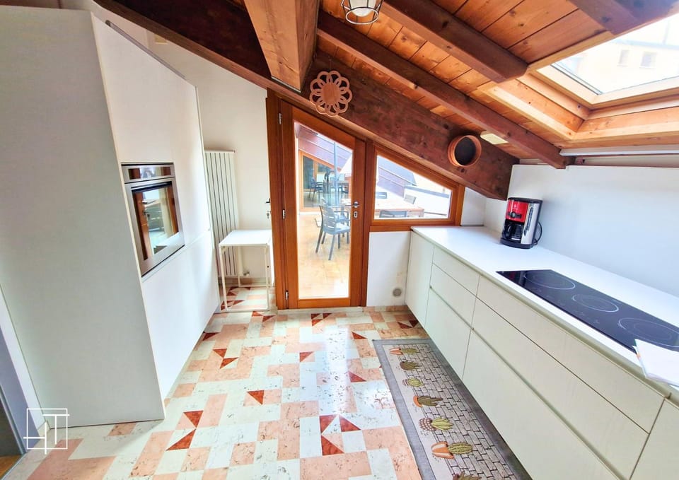 Coffee/tea facilities, Kitchen or kitchenette, oven, stove