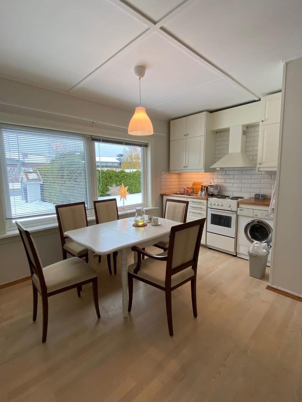 Kitchen or kitchenette, Dining area, stove