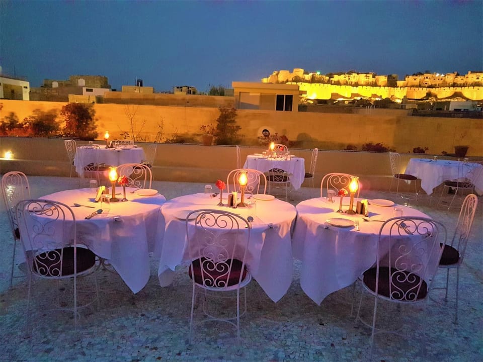 Restaurant/places to eat, Night, Banquet/Function facilities, Breakfast