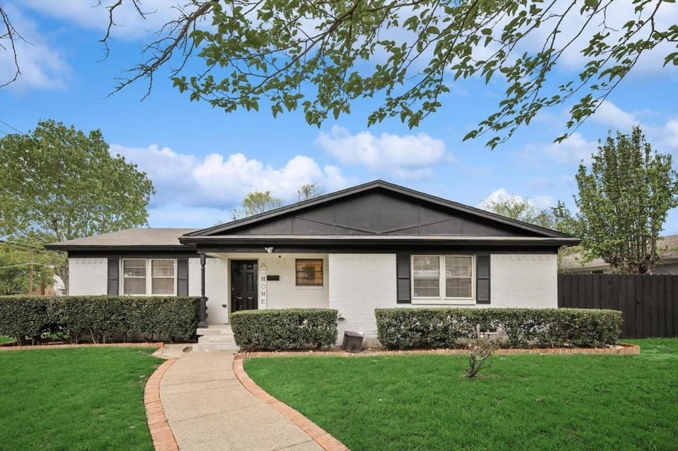Panoramic 4BR 3BA Holiday Home with Pool, Grill, Sauna & Game Room House in Dallas