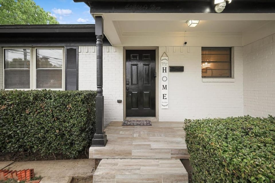 Panoramic 4BR 3BA Holiday Home with Pool, Grill, Sauna & Game Room House in Dallas