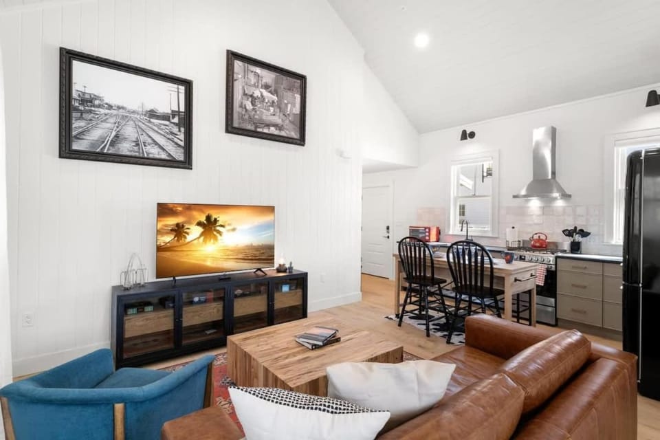 Casa Romeo - Luxury Ybor Apt, Steps to 7th Ave Apartment in Tampa