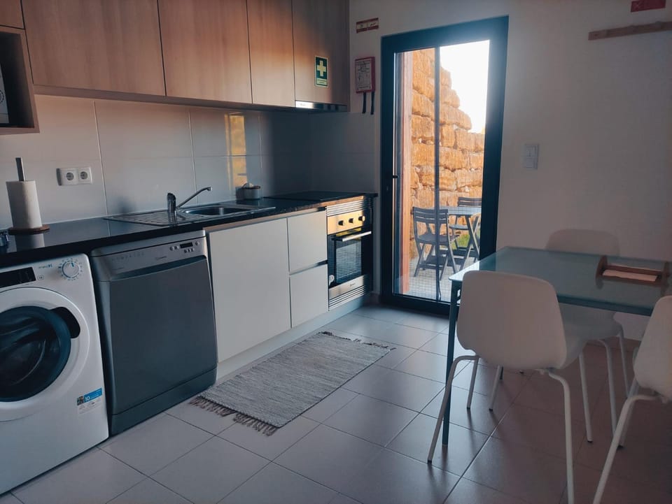 Kitchen or kitchenette, Dining area, dishwasher, minibar, pet friendly, stove, washing machine