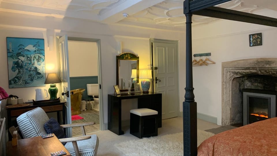 Photo of the whole room, Seating area, Bedroom