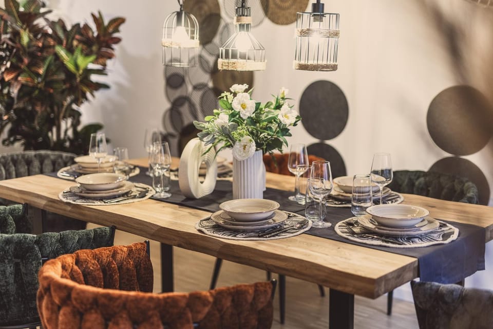 Seating area, Dining area
