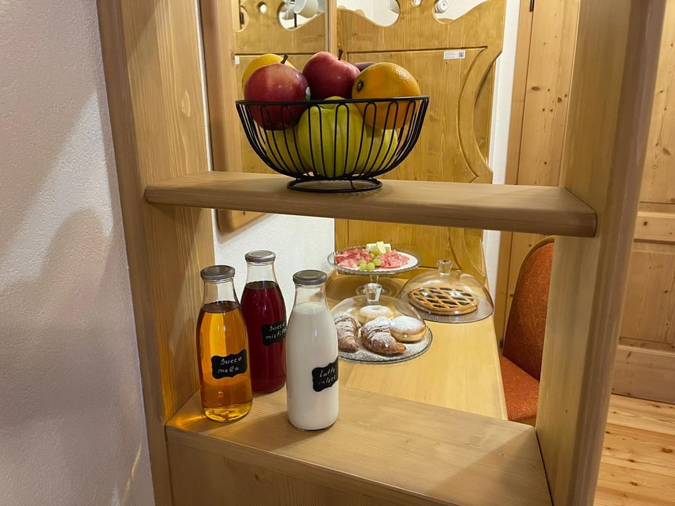 Coffee/tea facilities, Food and drinks, Dining area, Food, Breakfast, Drinks