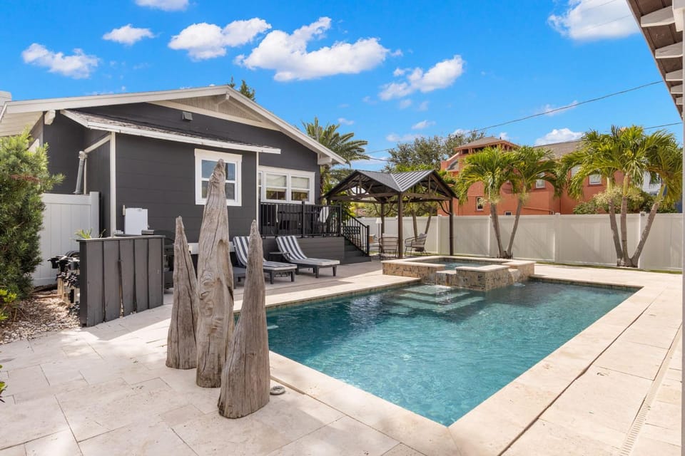 SoHo Serenity - Amazing Home with Private Pool & Hot Tub, SoHo District House in Tampa