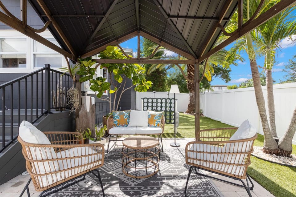 SoHo Serenity - Amazing Home with Private Pool & Hot Tub, SoHo District House in Tampa