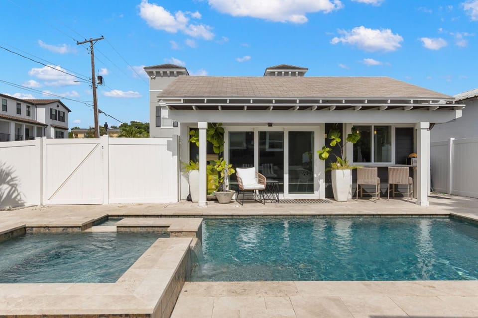 SoHo Serenity - Amazing Home with Private Pool & Hot Tub, SoHo District House in Tampa
