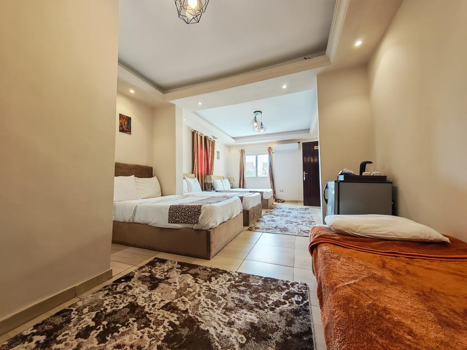 Bed, TV and multimedia, Living room, Photo of the whole room, Seating area, Bedroom