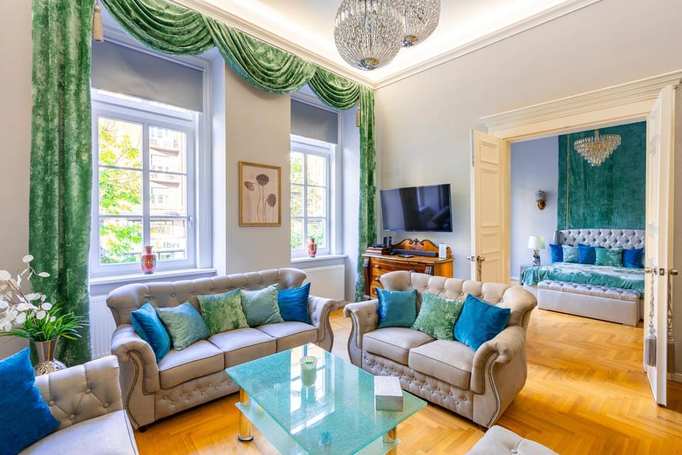 Communal lounge/ TV room, Bed, TV and multimedia, Living room, Seating area, Evening entertainment, Bedroom
