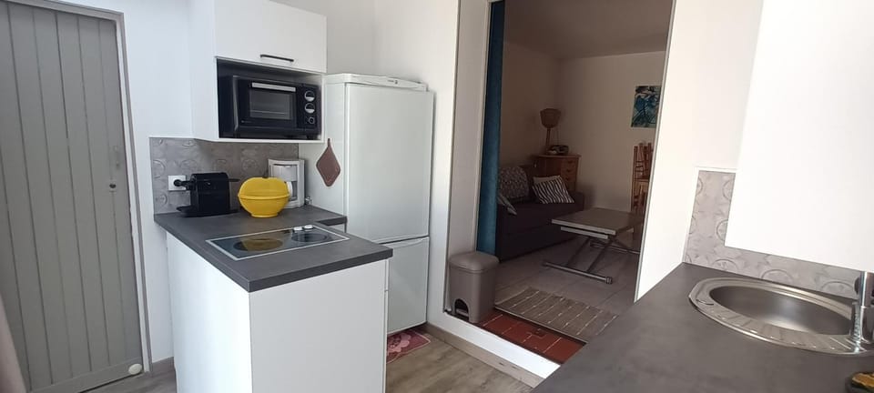 Kitchen or kitchenette, oven, stove
