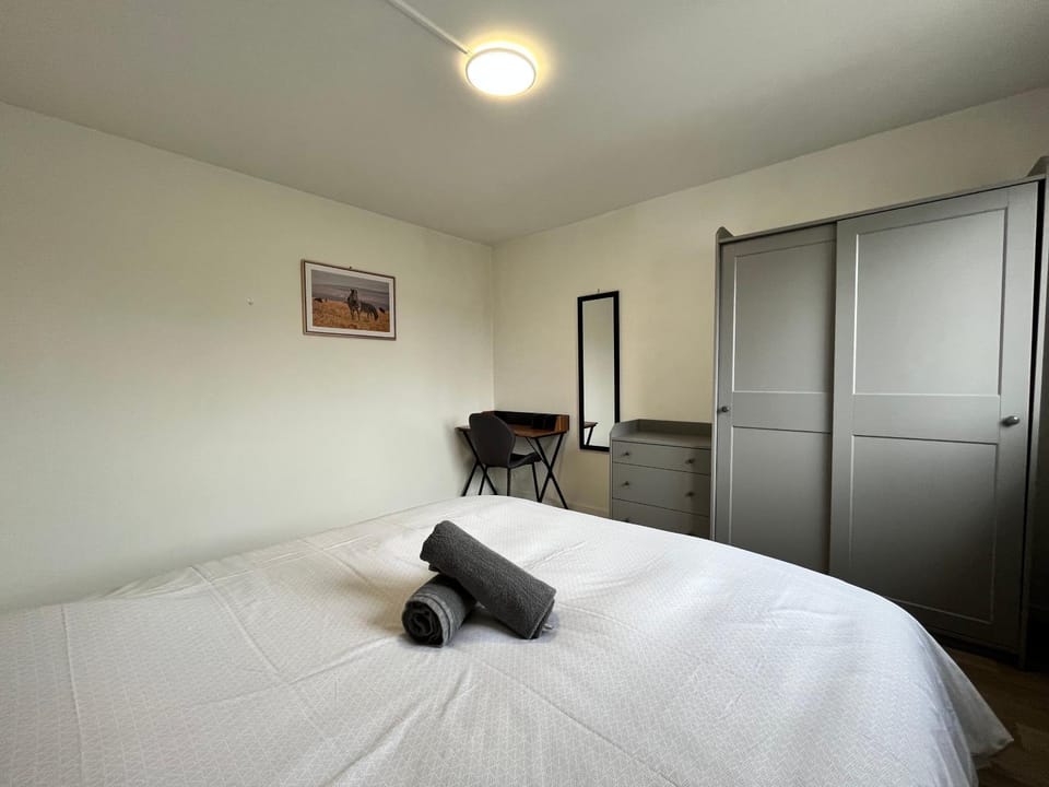 Bed, Photo of the whole room, Bedroom, wardrobe