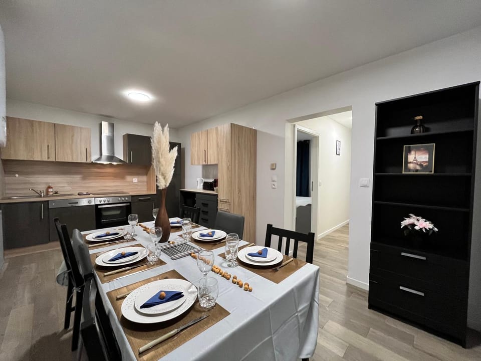 Kitchen or kitchenette, Dining area, stove