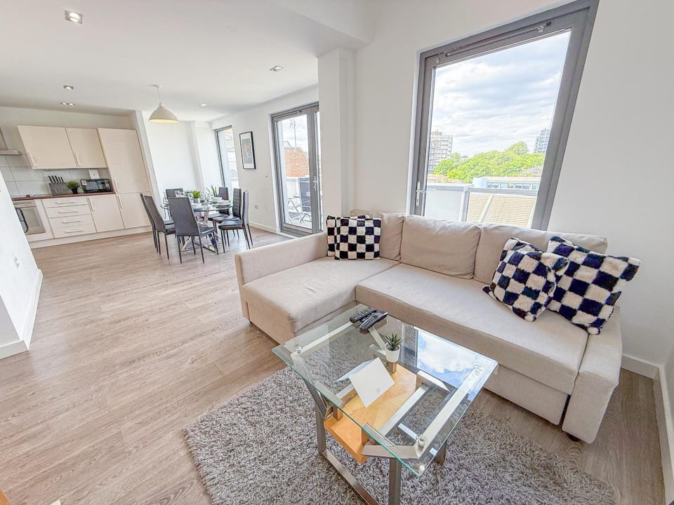 View (from property/room), Balcony/Terrace, Living room, Seating area, Dining area, kitchen