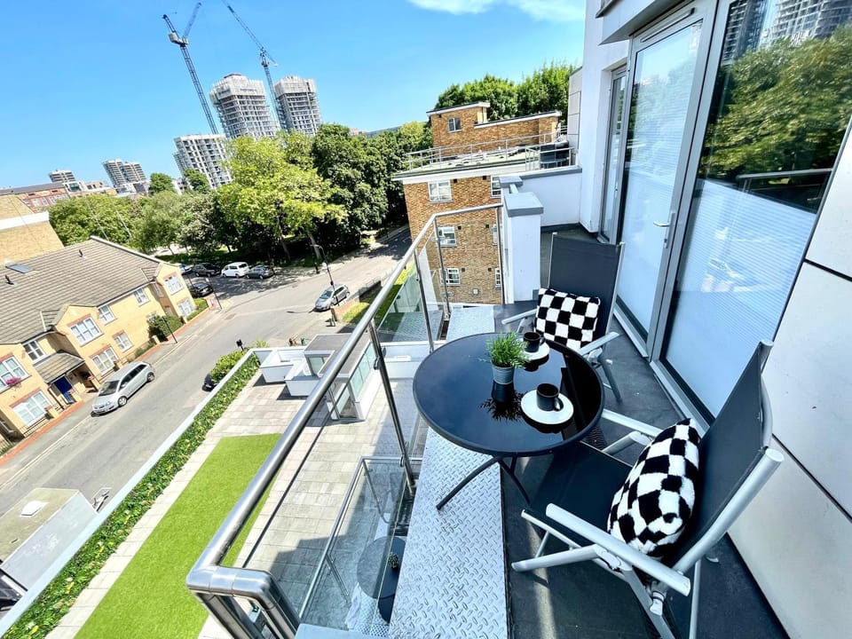Day, Neighbourhood, View (from property/room), Balcony/Terrace, Seating area, Street view