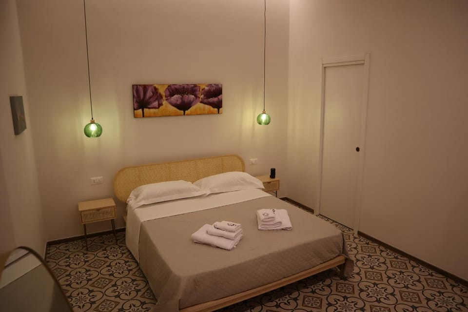 Photo of the whole room, Bedroom, towels