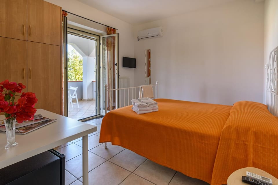 Bed, TV and multimedia, Bedroom, towels, air conditioner