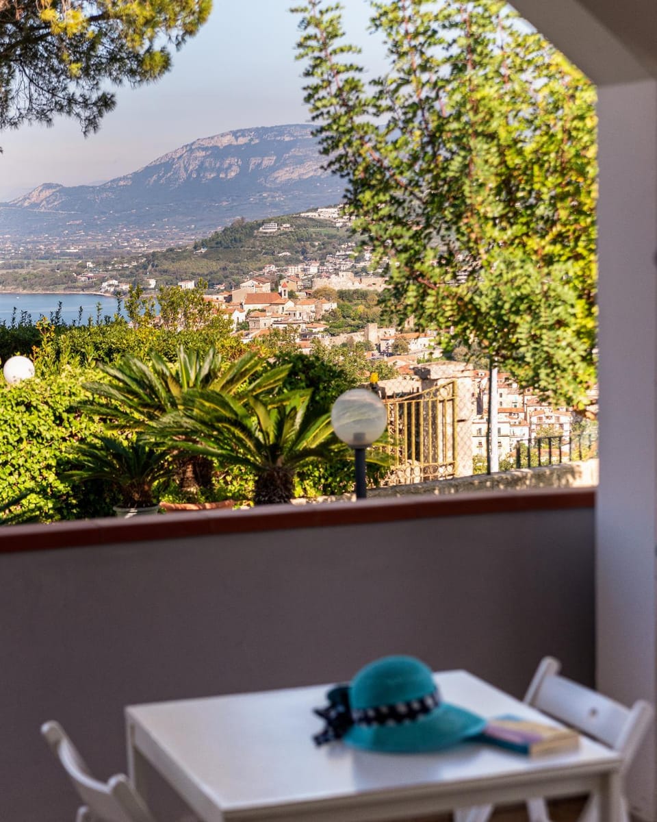 Natural landscape, Balcony/Terrace, City view, Landmark view, Mountain view, Sea view