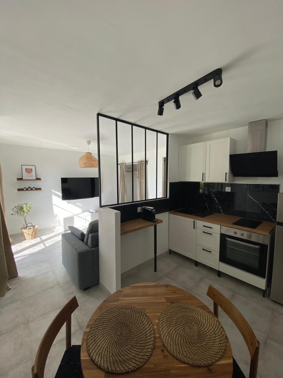 Dining area, minibar, pet friendly, stove