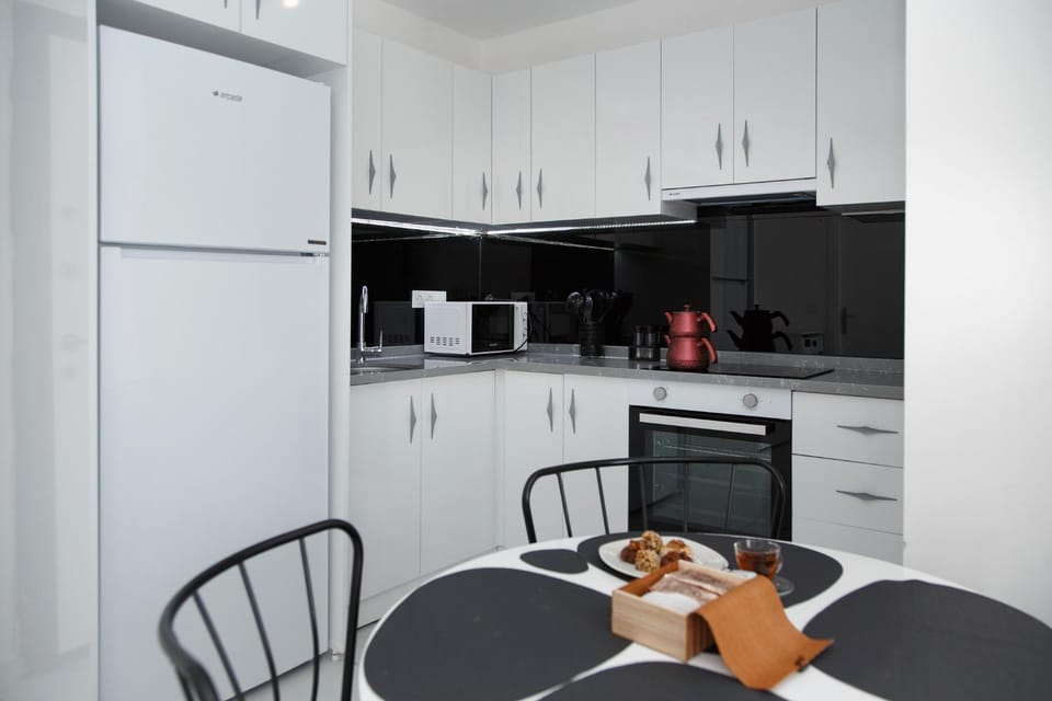 Coffee/tea facilities, Kitchen or kitchenette, minibar, stove