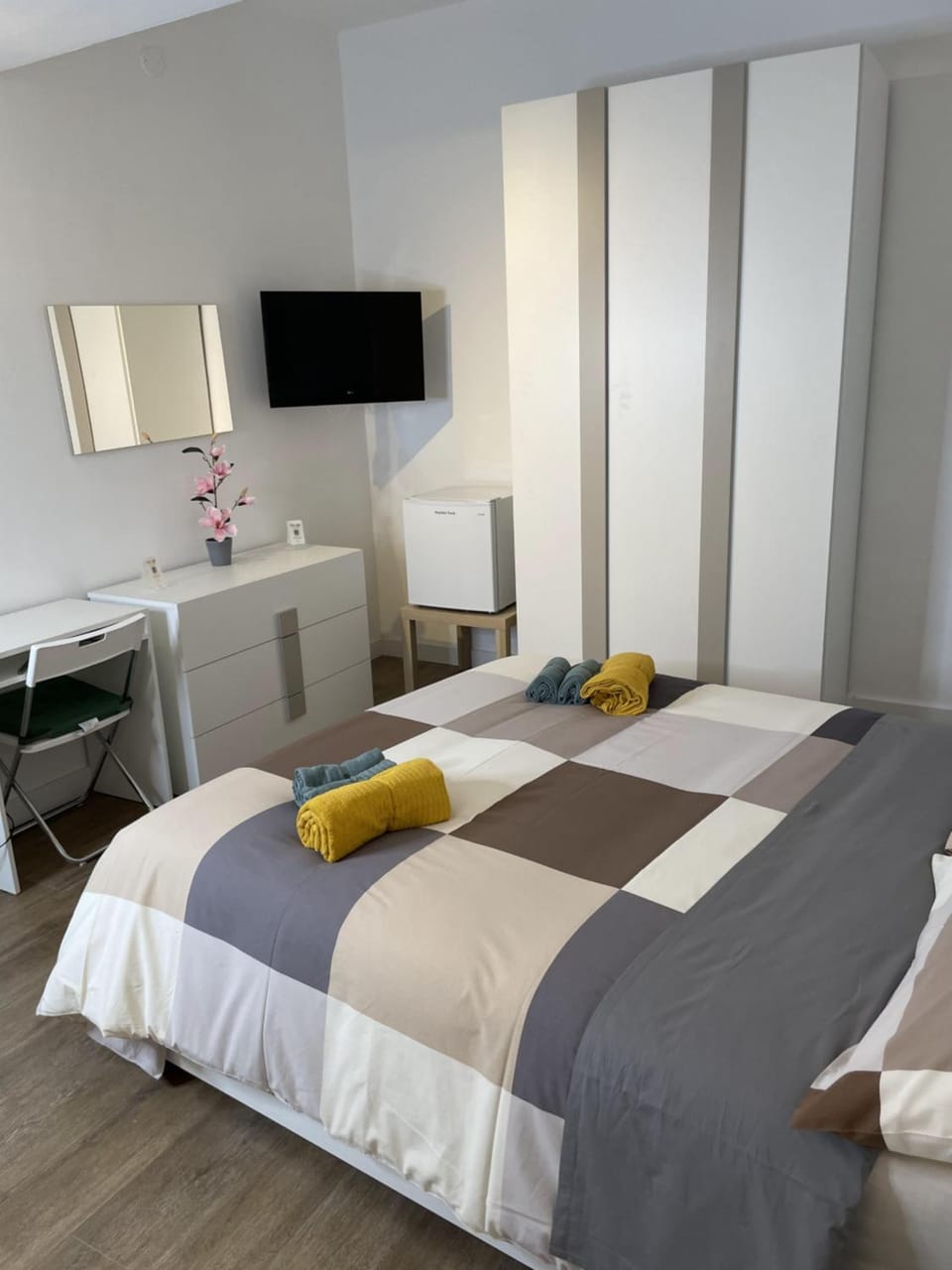 Bed, TV and multimedia, Evening entertainment, Bedroom, wardrobe