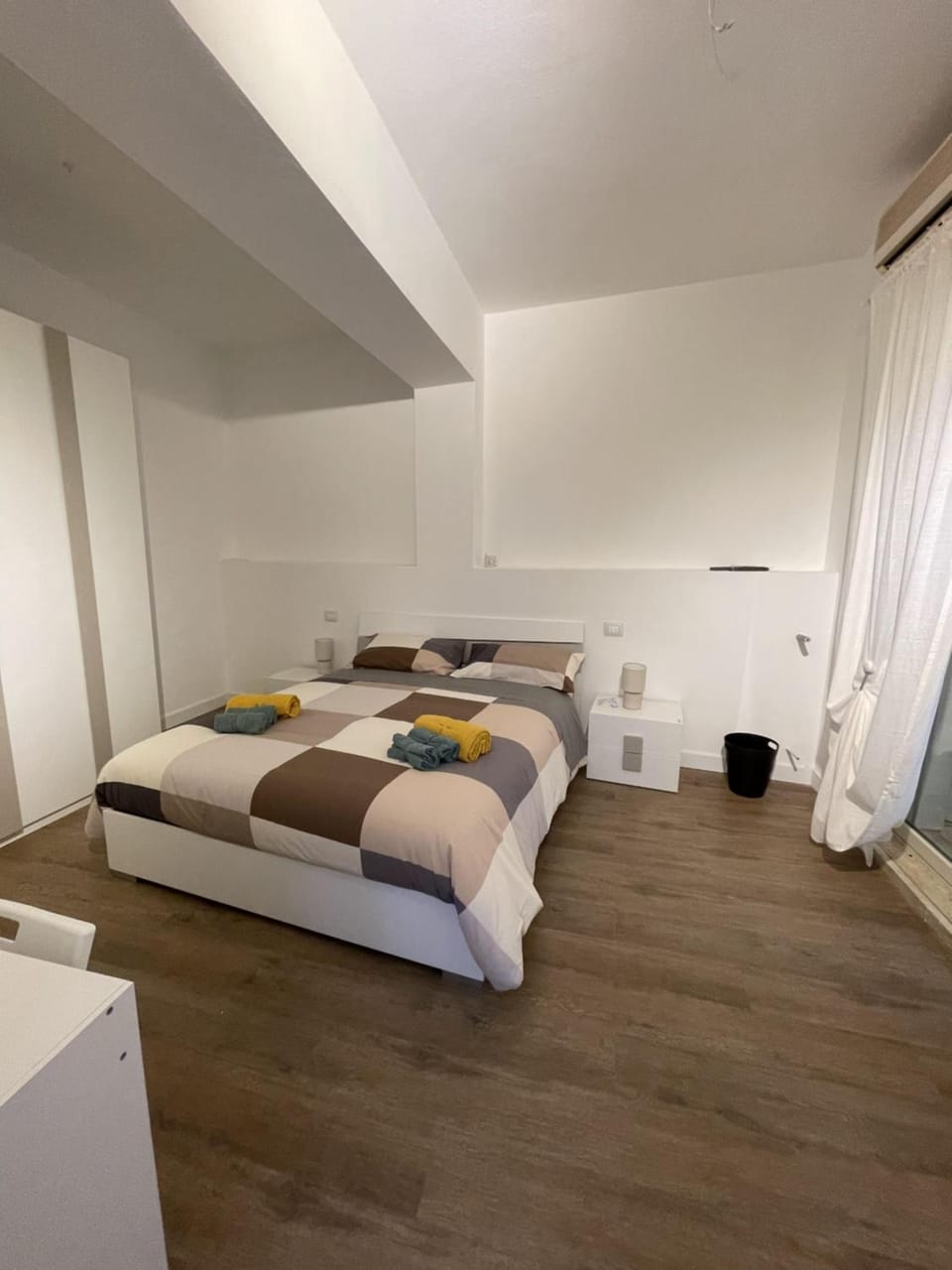 Bed, Photo of the whole room, Seating area, Bedroom