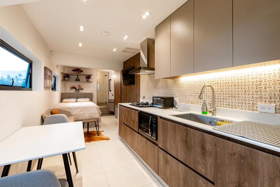 Kitchen or kitchenette, Dining area, minibar, pet friendly