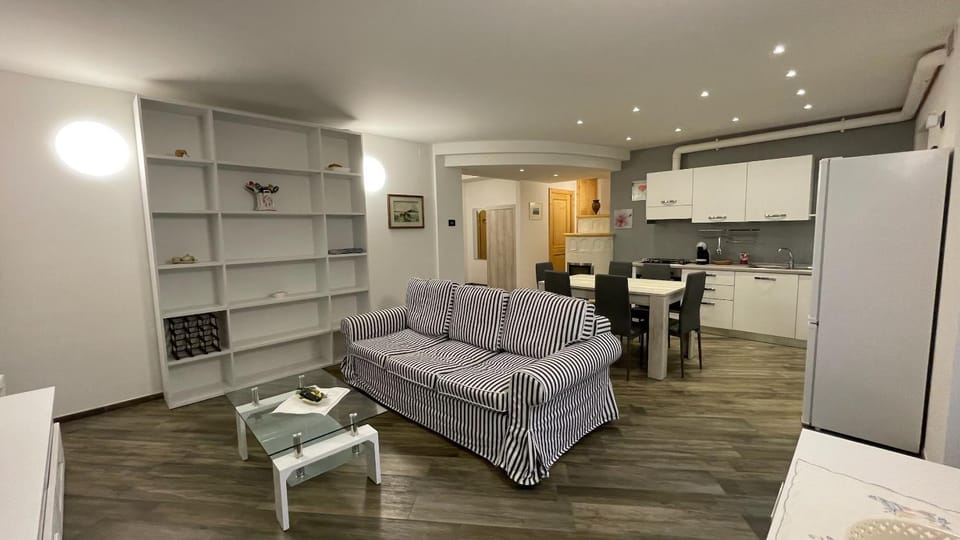 Kitchen or kitchenette, Living room, Seating area, Dining area, dishwasher, oven, pet friendly