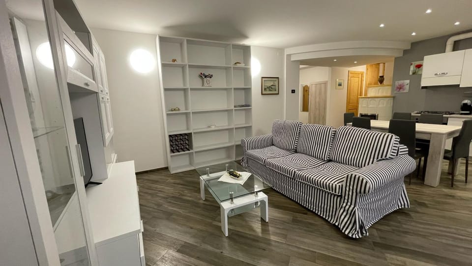 TV and multimedia, Living room, Seating area, pet friendly