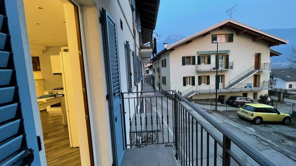 Property building, Day, Neighbourhood, Landmark view, Street view