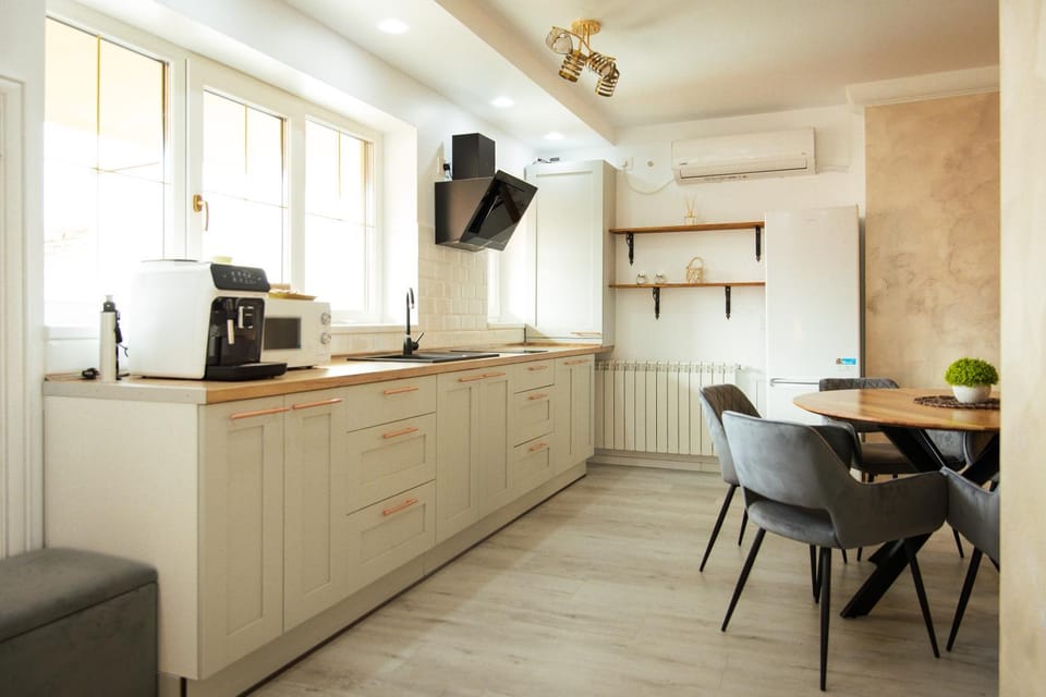 Coffee/tea facilities, Kitchen or kitchenette, Living room, Seating area, Dining area, minibar, pet friendly, stove, toaster, air conditioner
