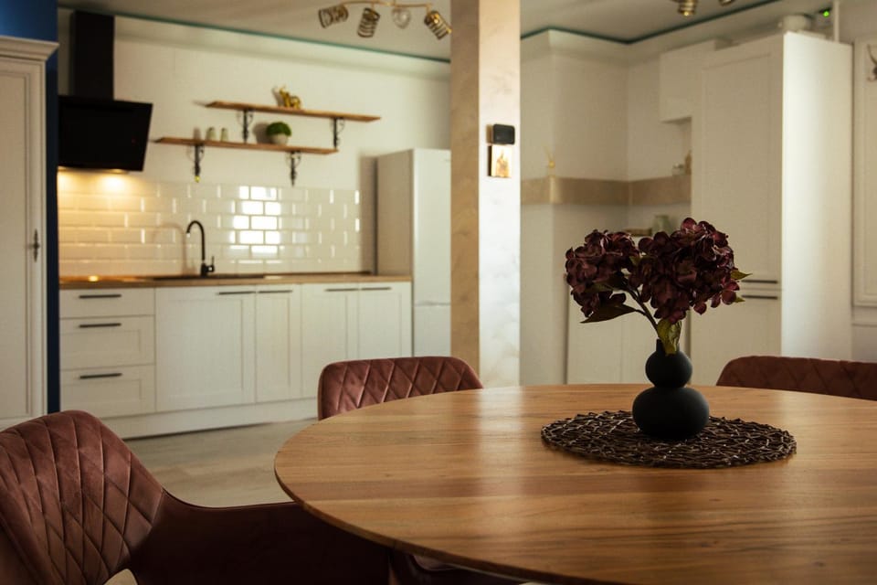 Kitchen or kitchenette, Dining area