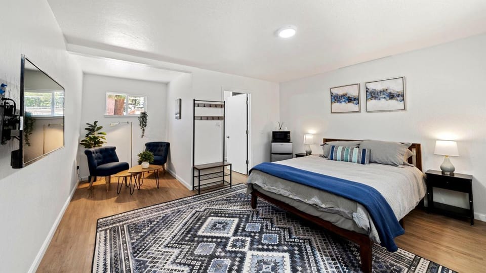 Bed, Photo of the whole room, Seating area, Bedroom