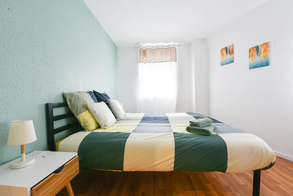 Photo of the whole room, Bedroom