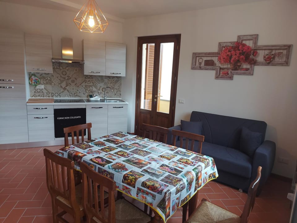 Kitchen or kitchenette, Seating area, Dining area