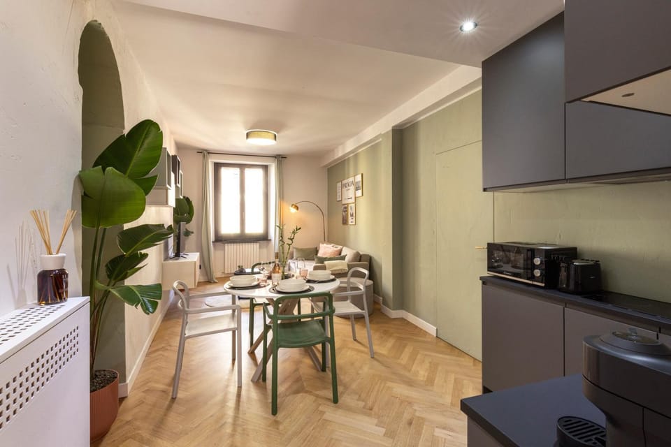 Coffee/tea facilities, Kitchen or kitchenette, Dining area, stove